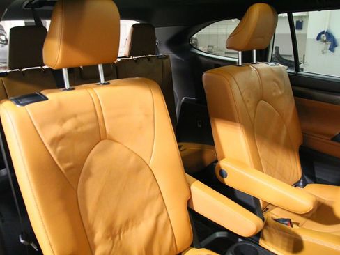 Used 2025 Toyota Highlander Platinum image 25