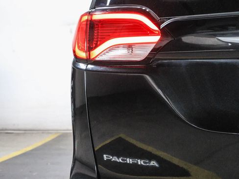 Used 2019 Chrysler Pacifica Limited w/ Advanced Safetytec Group FWD image 11