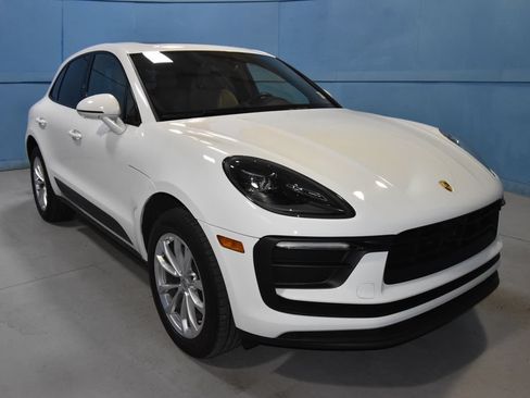 Certified 2025 Porsche Macan AWD/4WD image 22