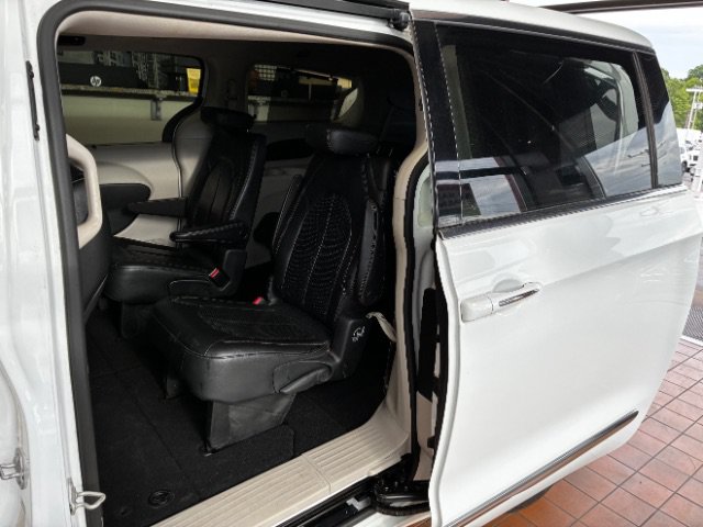 Used 2020 Chrysler Pacifica Touring-L FWD image 27