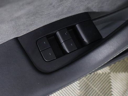 Used 2022 Tesla Model 3 Standard Range image 32