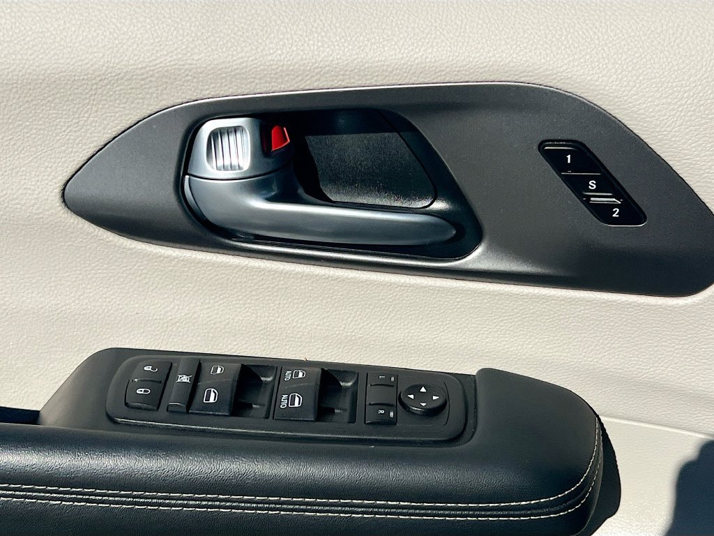 Used 2024 Chrysler Pacifica Limited FWD image 18