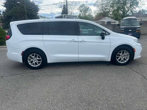 Used 2025 Chrysler Pacifica Select FWD image 4