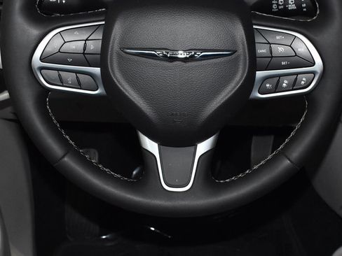 Certified 2024 Chrysler Pacifica Touring-L FWD image 28