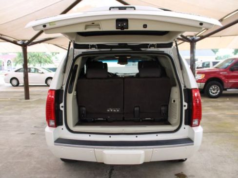 Used 2011 Cadillac Escalade Platinum image 9