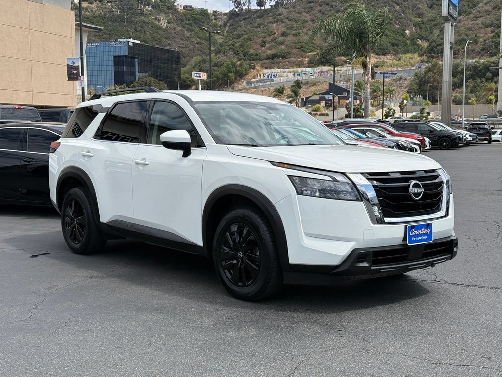 Used 2025 Nissan Pathfinder SV FWD image 5