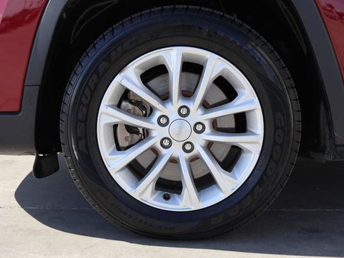 Used 2019 Jeep Cherokee Latitude w/ Popular Appearance Group FWD image 6
