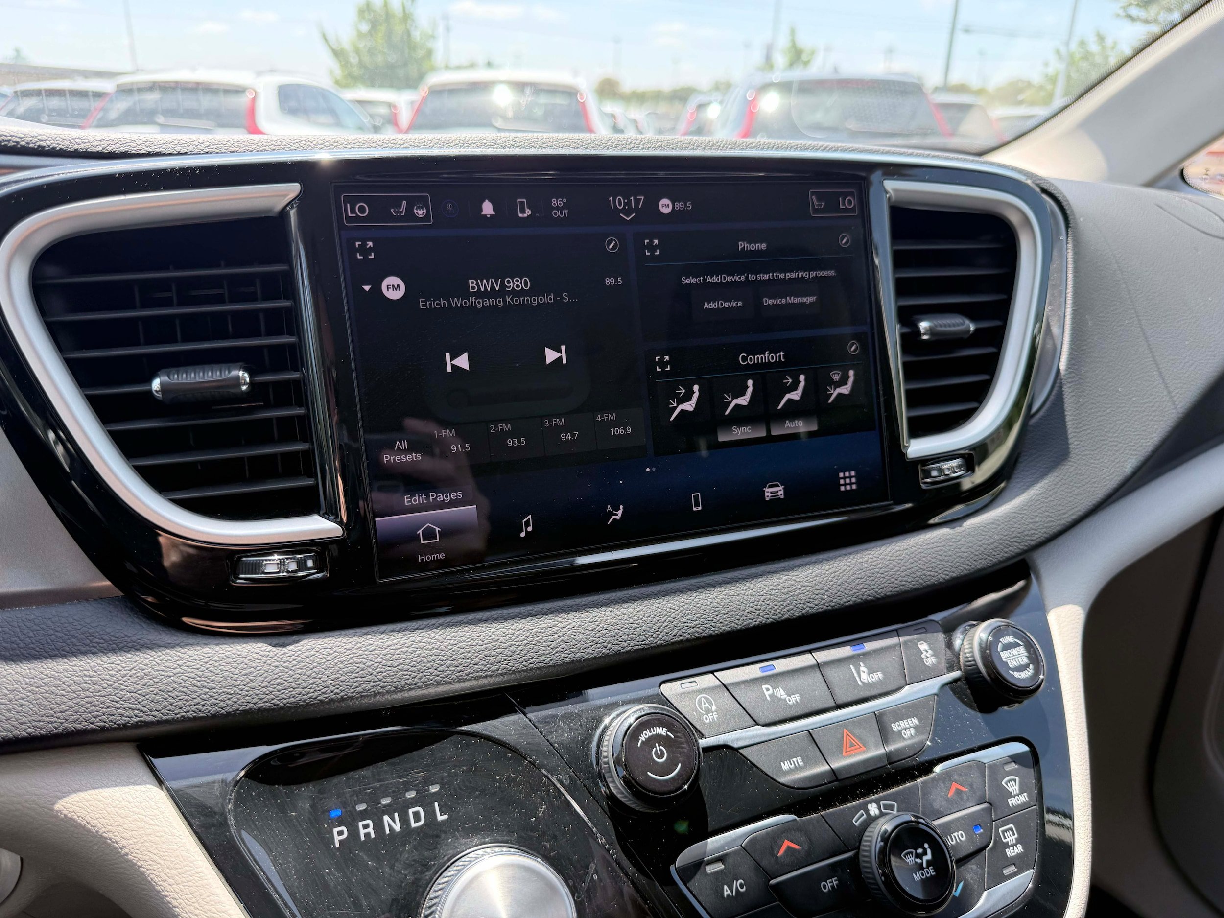 Used 2024 Chrysler Pacifica Touring-L FWD image 19