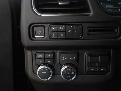 Used 2023 GMC Yukon XL SLT w/ SLT Premium Package image 27