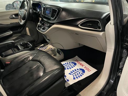 Used 2020 Chrysler Pacifica Touring-L image 19