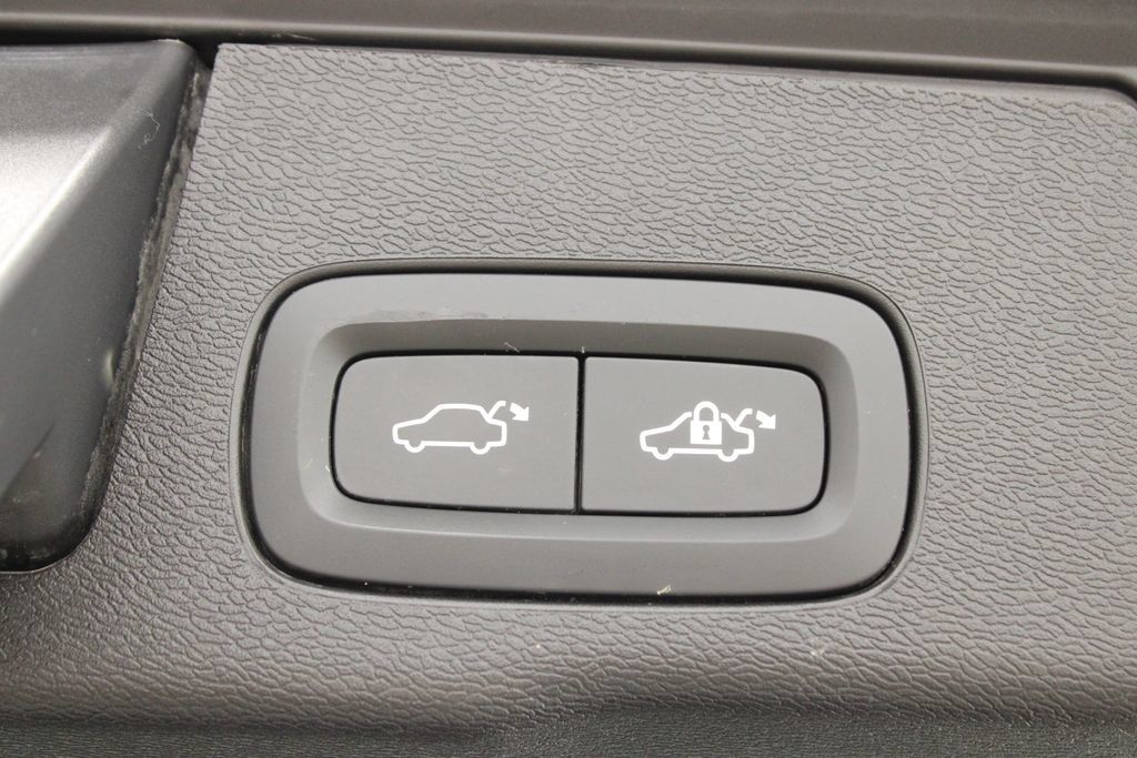 Used 2024 Volvo XC60 B5 Plus AWD/4WD image 33