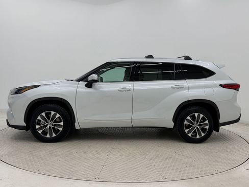 Used 2022 Toyota Highlander XLE image 2