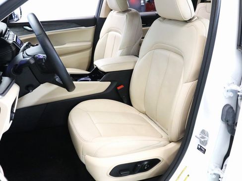 Used 2022 Jeep Grand Cherokee L Limited w/ Luxury Tech Group II image 11