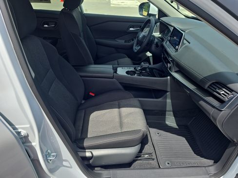 Used 2025 Nissan Rogue SV FWD image 10