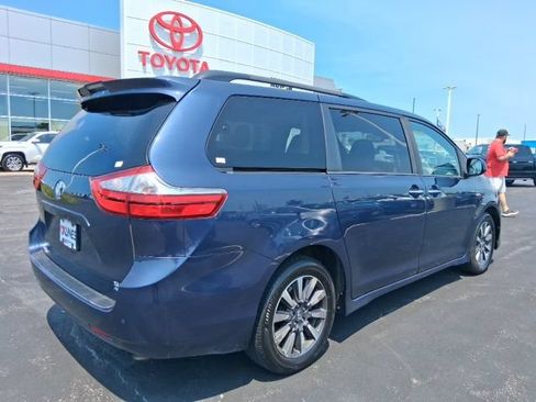 Used 2019 Toyota Sienna XLE Premium AWD/4WD image 4