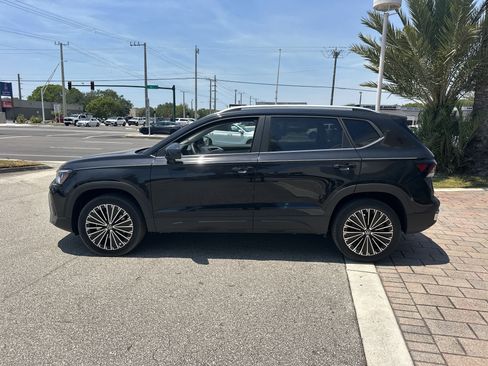 New 2026 Volkswagen Taos SE FWD image 10