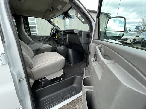 Used 2025 Chevrolet Express 3500 LT w/ LT Preferred Equipment Group RWD image 16
