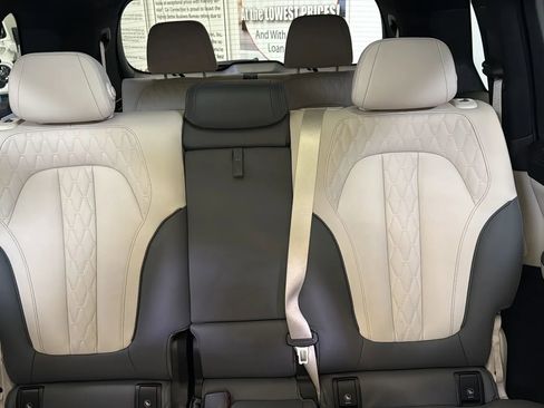 Used 2023 BMW X7 xDrive40i w/ M Sport Package AWD/4WD image 31