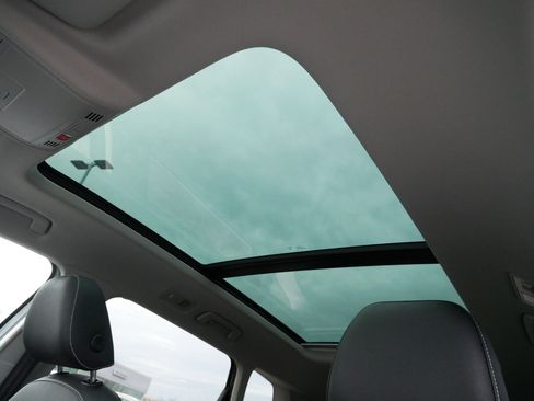 Certified 2024 Volkswagen Taos SE w/ Panoramic Sunroof Package image 35