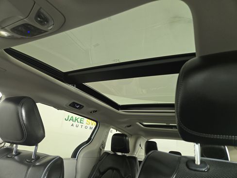 Used 2018 Chrysler Pacifica Limited image 23