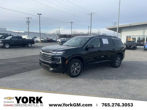 Used 2025 Chevrolet Traverse LT image 1