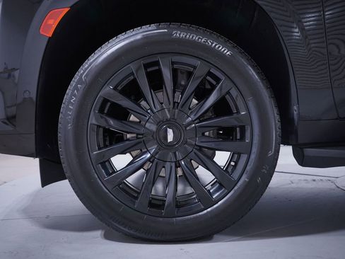 Used 2023 Cadillac Escalade Premium Luxury image 2