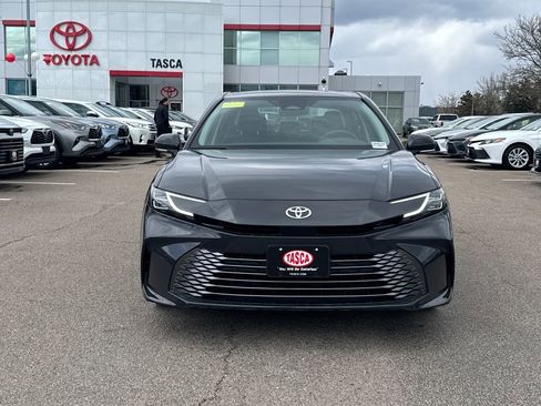 Used 2025 Toyota Camry XLE AWD/4WD image 2