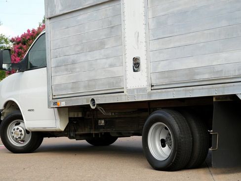 Used 2015 Chevrolet Express 4500 RWD image 36