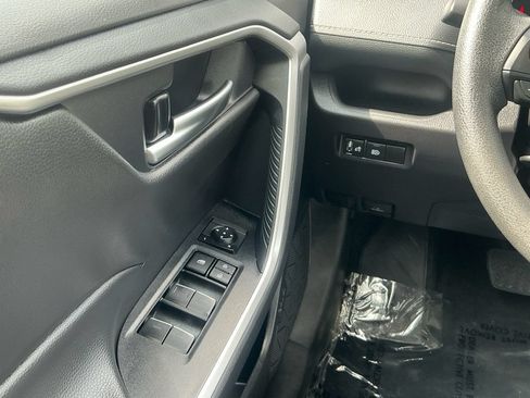 Used 2025 Toyota RAV4 XLE AWD/4WD image 19