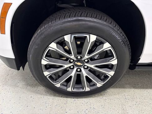 Used 2025 Chevrolet Suburban High Country AWD/4WD image 10