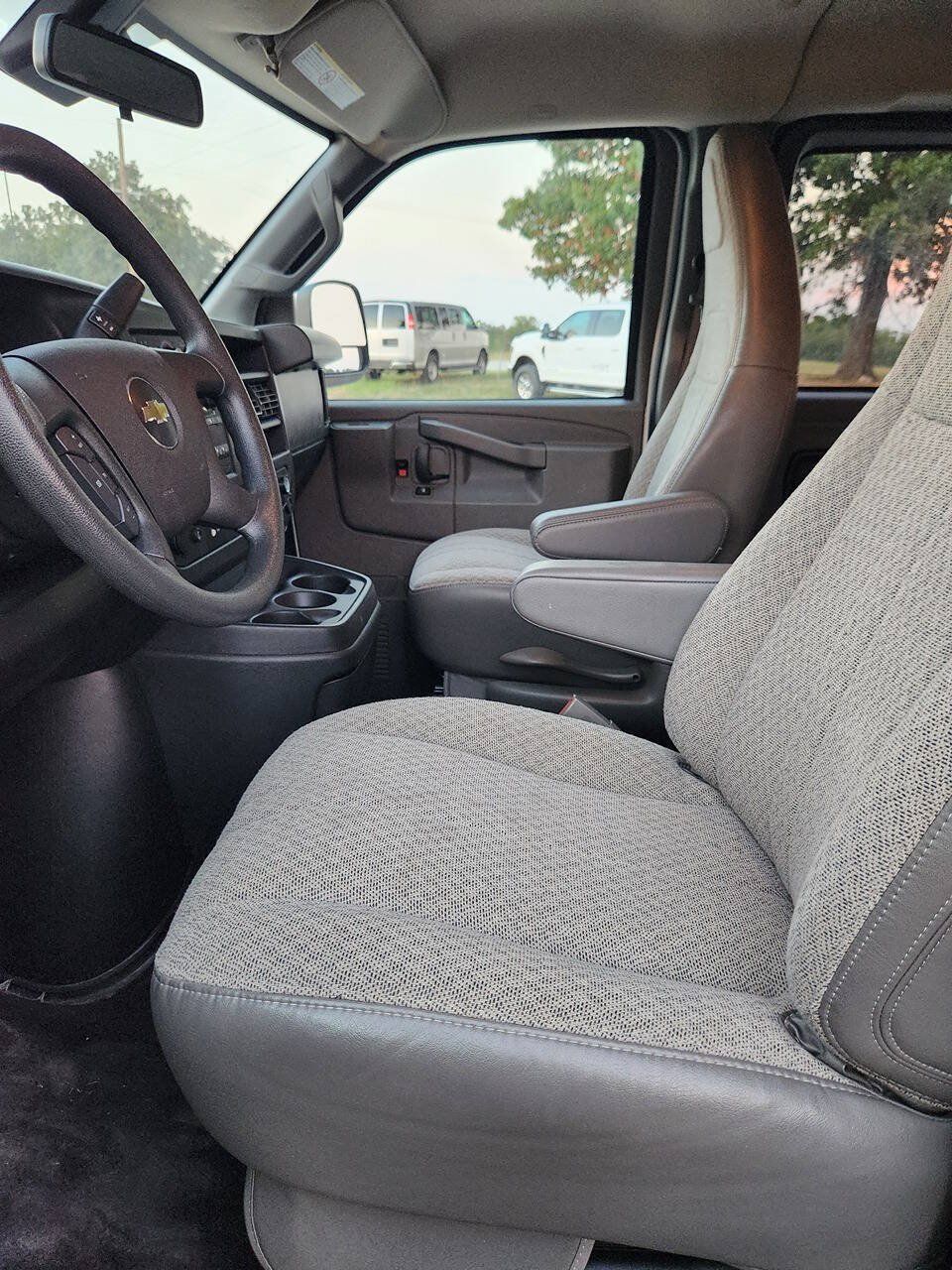 Used 2025 Chevrolet Express 3500 LT w/ LT Preferred Equipment Group RWD image 6