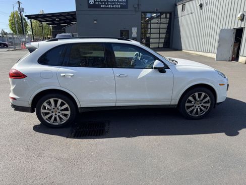 Used 2017 Porsche Cayenne AWD/4WD image 2