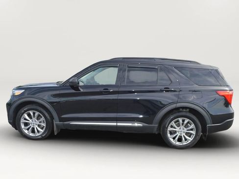 Used 2020 Ford Explorer XLT w/ Equipment Group 202A AWD/4WD image 3