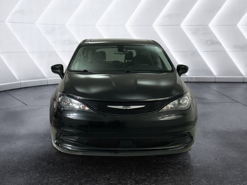 Used 2022 Chrysler Voyager LX FWD image 2