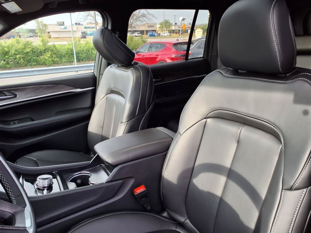 Certified 2025 Jeep Grand Cherokee Limited AWD/4WD image 9