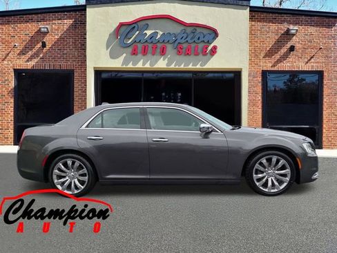 Used 2018 Chrysler 300 Limited RWD image 3