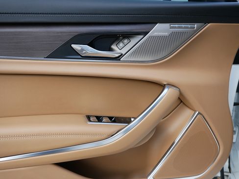 Used 2021 Jaguar XF SE image 14