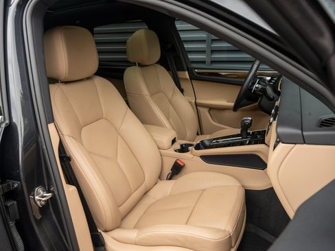 Certified 2023 Porsche Macan AWD/4WD image 37