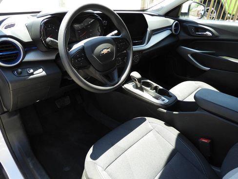 Used 2025 Chevrolet Trax LS w/ LS Convenience Package FWD image 17
