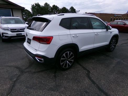 Used 2023 Volkswagen Taos SE AWD/4WD image 3
