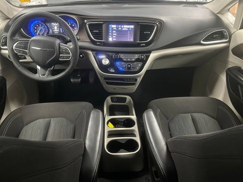 Used 2022 Chrysler Voyager LX FWD image 2