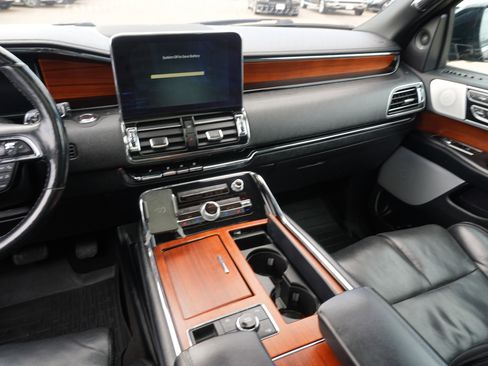 Used 2019 Lincoln Navigator Reserve image 21