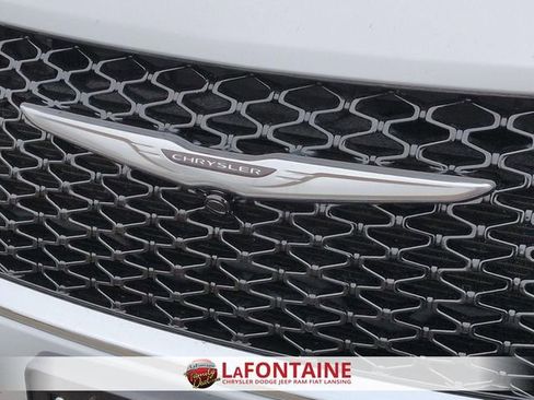 Certified 2024 Chrysler Pacifica Touring-L image 9