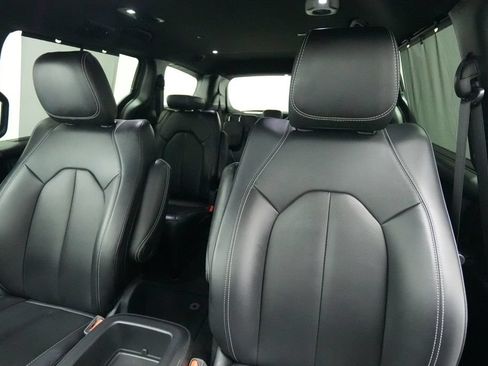 Used 2025 Chrysler Pacifica Select FWD image 13