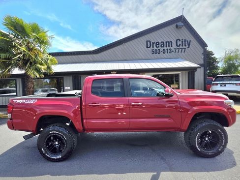 Used 2017 Toyota Tacoma TRD Sport w/ Tow Package (A/T) AWD/4WD image 3