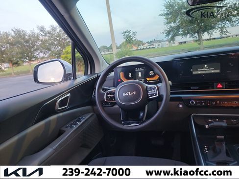 Used 2025 Kia Carnival LX FWD image 21