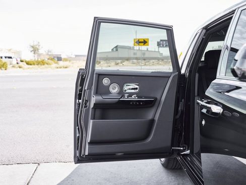 Used 2024 Rolls-Royce Phantom Sedan image 31