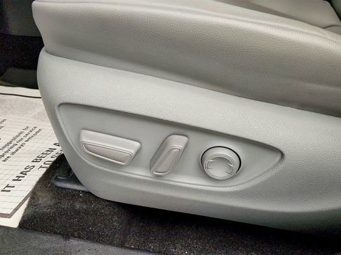 Used 2023 Toyota Highlander XLE image 12