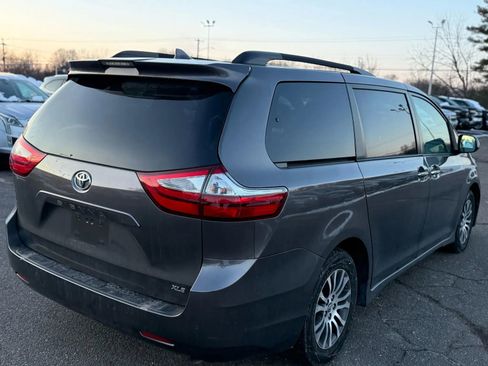 Used 2019 Toyota Sienna XLE w/ XLE Navigation Package image 5
