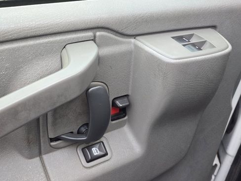 Used 2017 Chevrolet Express 2500 image 18